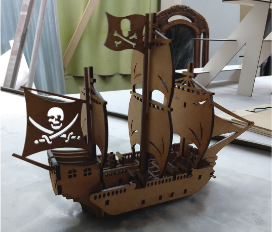 barco pirata de 4 velas