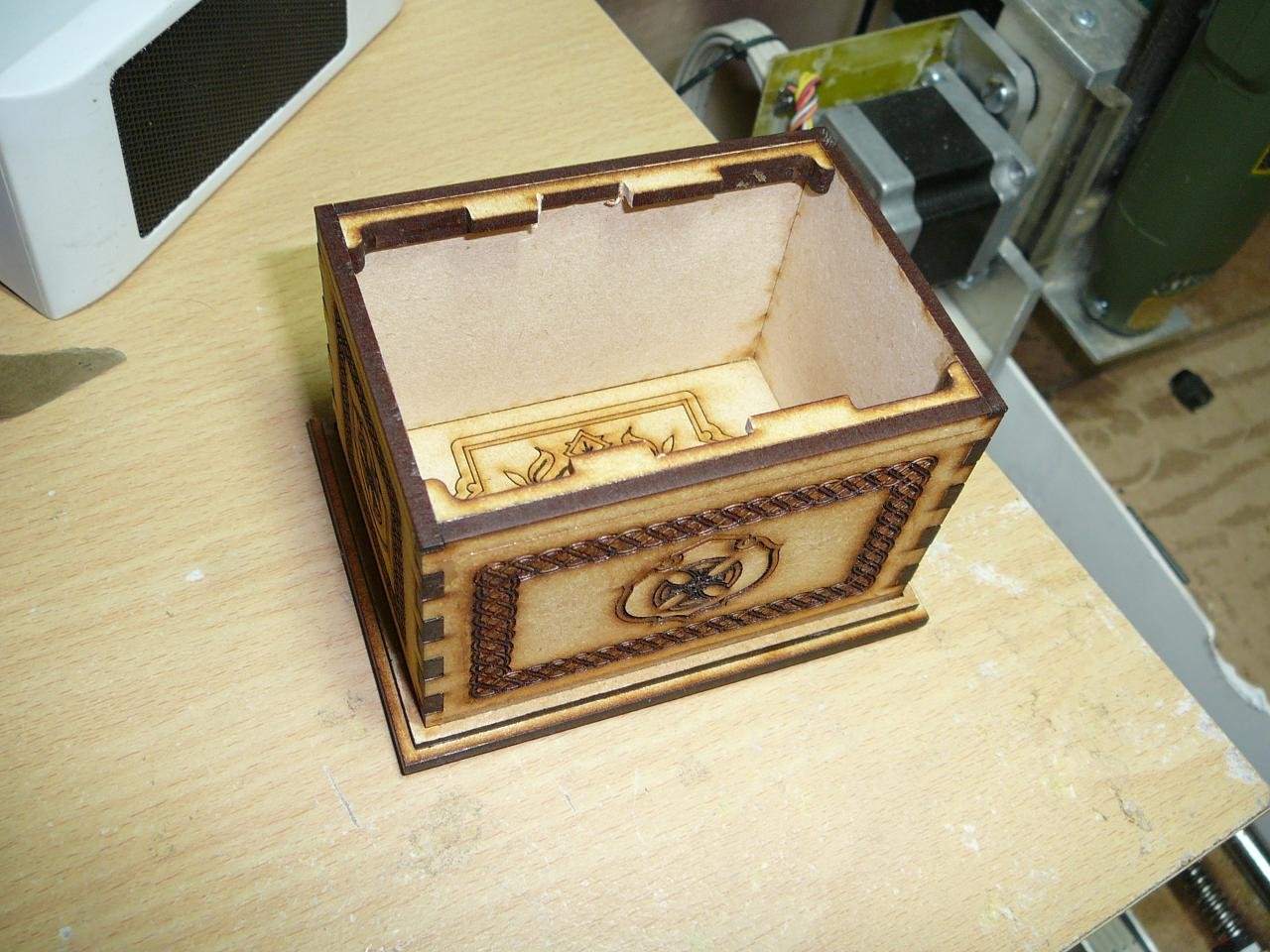 caja con mecanismo