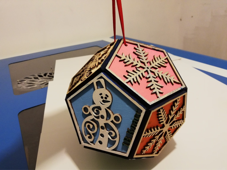 esfera navideña poliedro