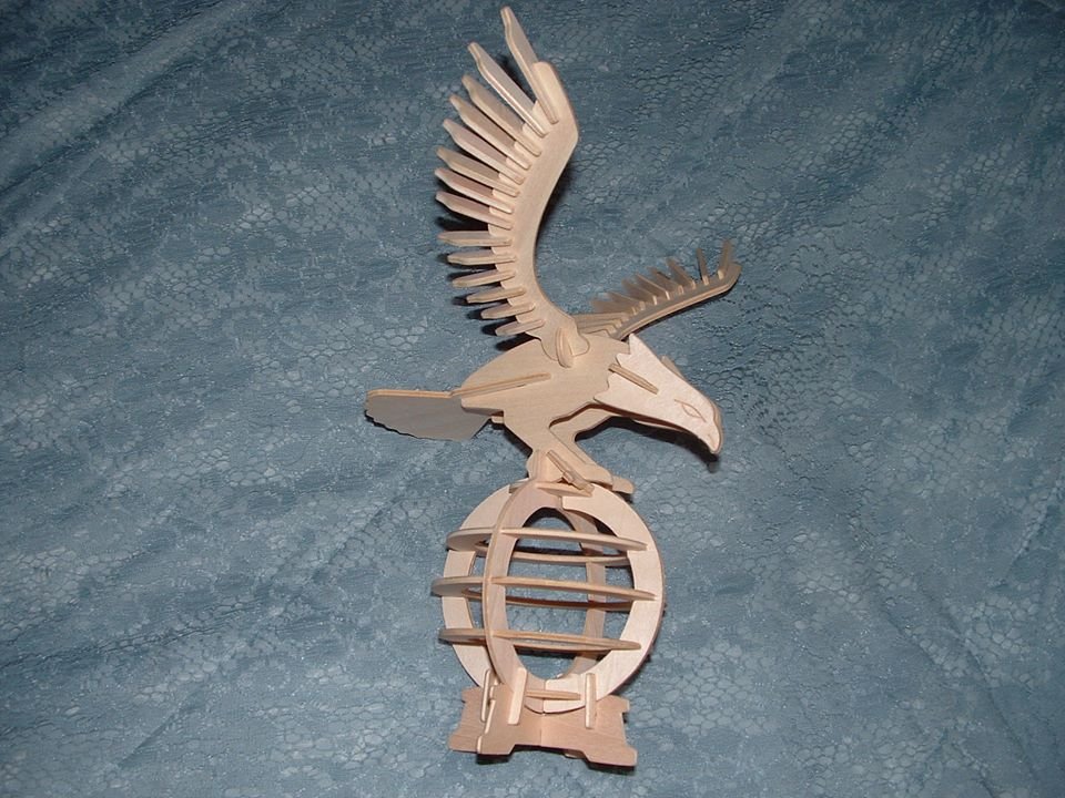 águila sobre esfera 3d