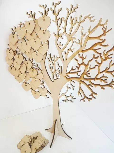 árbol corazones colgantes